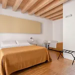 Alojamento de Acomodação e Pequeno-almoço Le Stanze Di Triyah 3*